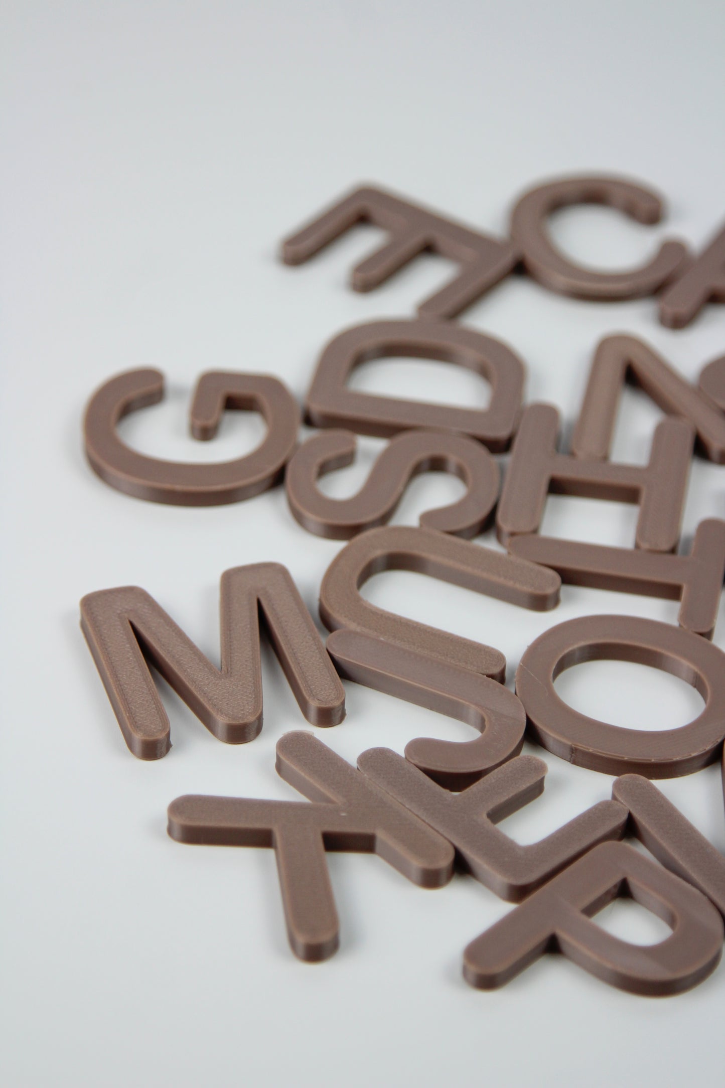 Alphabet majuscule marron
