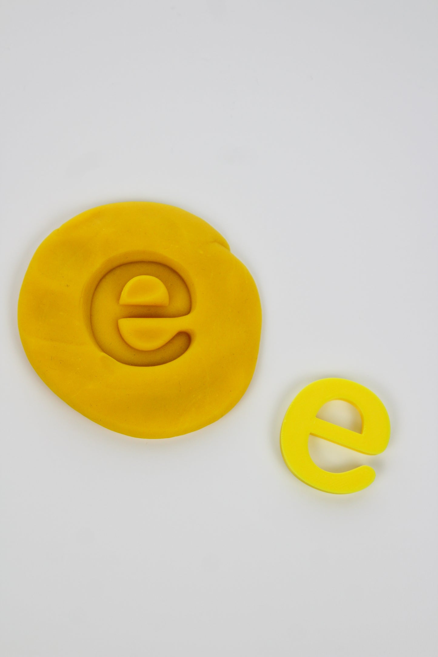 Alphabet minuscule pomme jaune