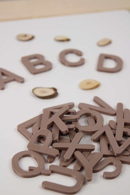 Alphabet majuscule marron